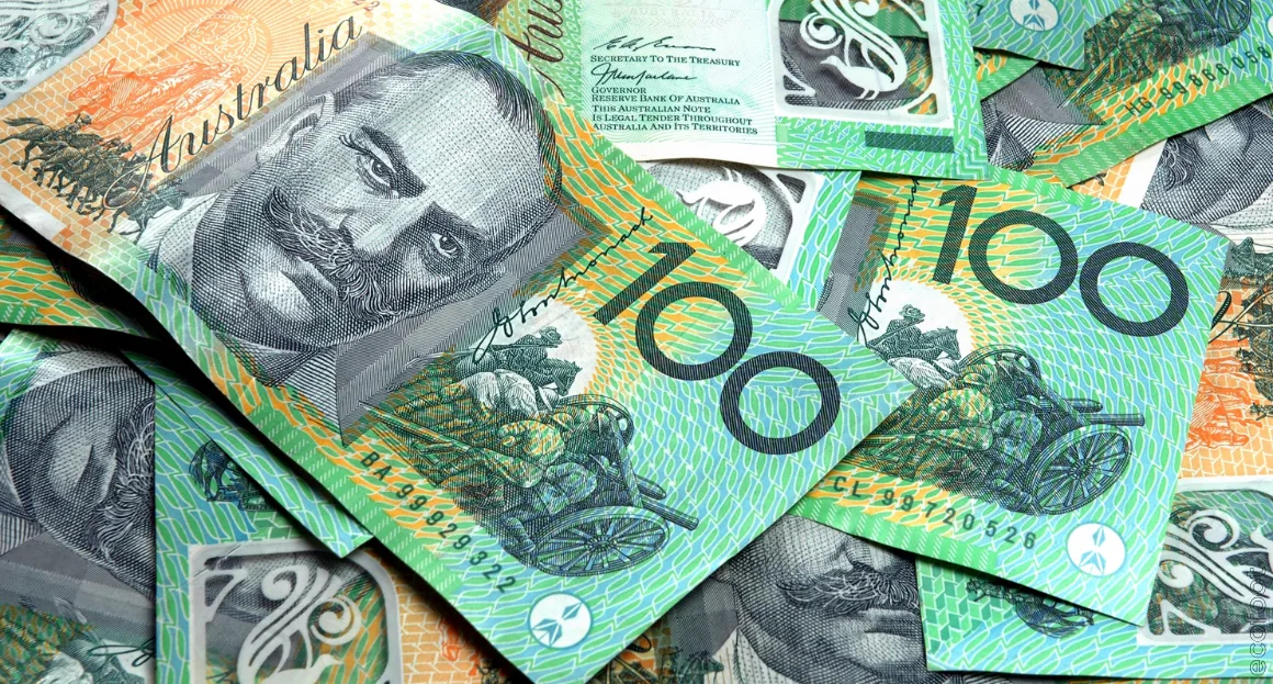 Australian 100 dollar bills stacked together, symbolising government rebates and financial incentives.